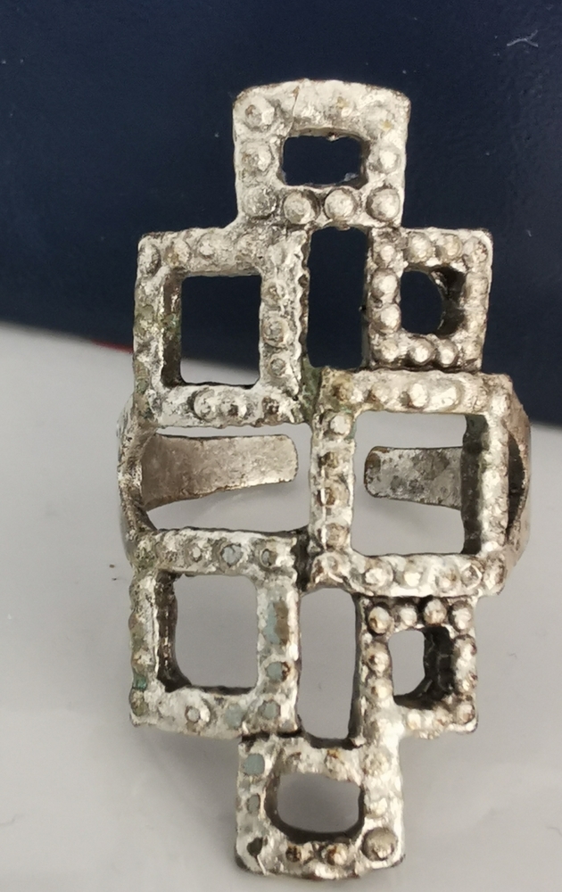 #42~NWOT Geometric woman ring.